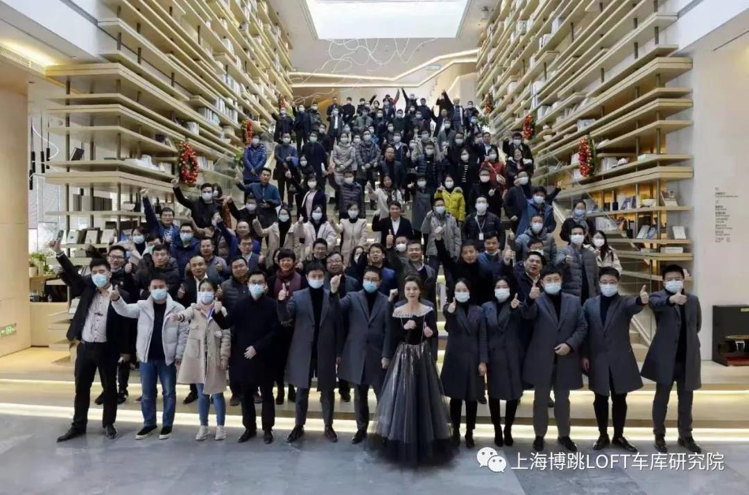 文昌全国一百多人在华侨城汉口道6号参观研讨LOFT专利车库技术！